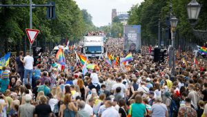 Christopher Street Day: Hunderttausende feiern CSD – Ausschreitungen in Kreuzberg