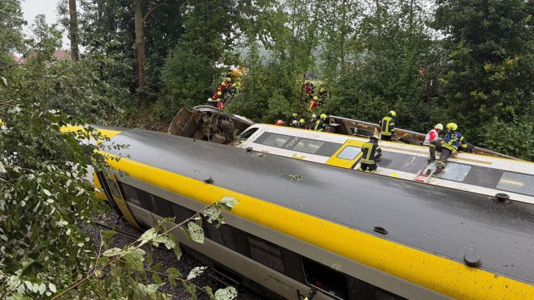 Zugunglück: Einsatzkräfte bereiten Bergung der Waggons vor