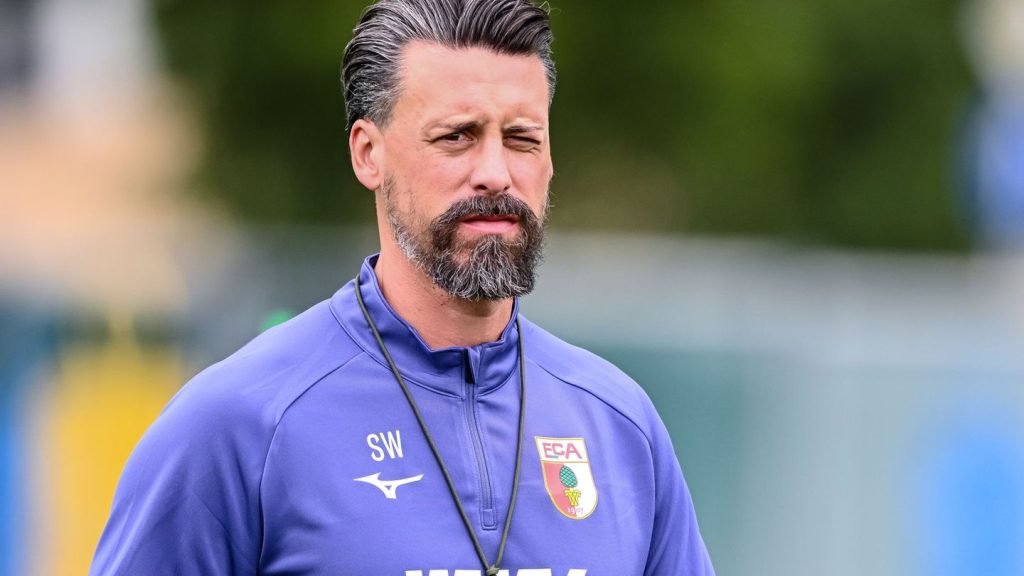 Fußball-Bundesliga: Augsburg in Trainingslager gestartet - Verteidiger verliehen