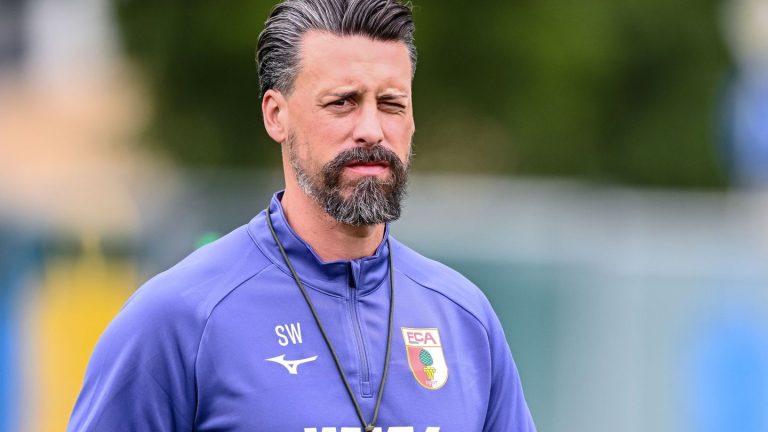 Fußball-Bundesliga: Augsburg in Trainingslager gestartet - Verteidiger verliehen