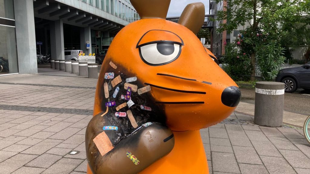 Trost für den Kinderstar: Angebrannte Maus-Figur wird mit Pflastern versorgt