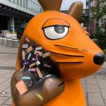 Trost für den Kinderstar: Angebrannte Maus-Figur wird mit Pflastern versorgt