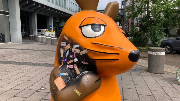 Trost für den Kinderstar: Angebrannte Maus-Figur wird mit Pflastern versorgt