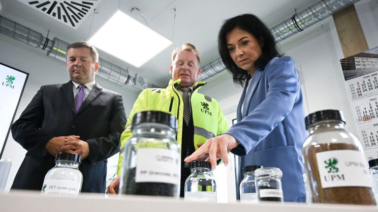 Chemische Industrie: Wirtschaftsministerin Reiche: Von der Chemie hängt viel ab