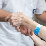 Mehr Menschen beginnen Ausbildung zu Pflegefachkraft in Gesundheitswesen