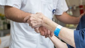 Mehr Menschen beginnen Ausbildung zu Pflegefachkraft in Gesundheitswesen