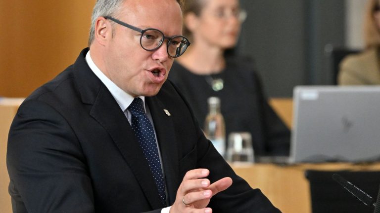 Debatte über längeres Arbeiten: Voigt gegen höheres Renteneintrittsalter