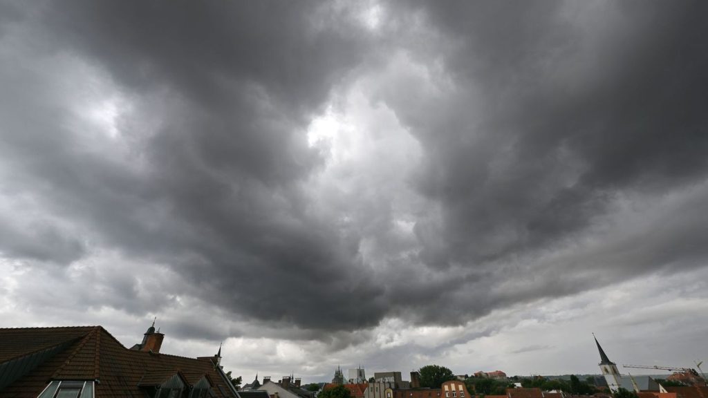 Wettervorhersage: Dicke Regenwolken und einzelne Gewitter in Thüringen