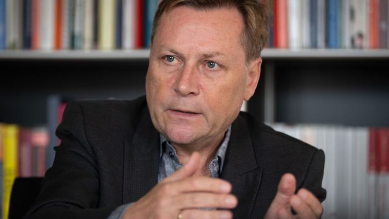 Verfassungsrichterwahl: Universitäts-Präsident stellt sich vor SPD-Richterkandidatin