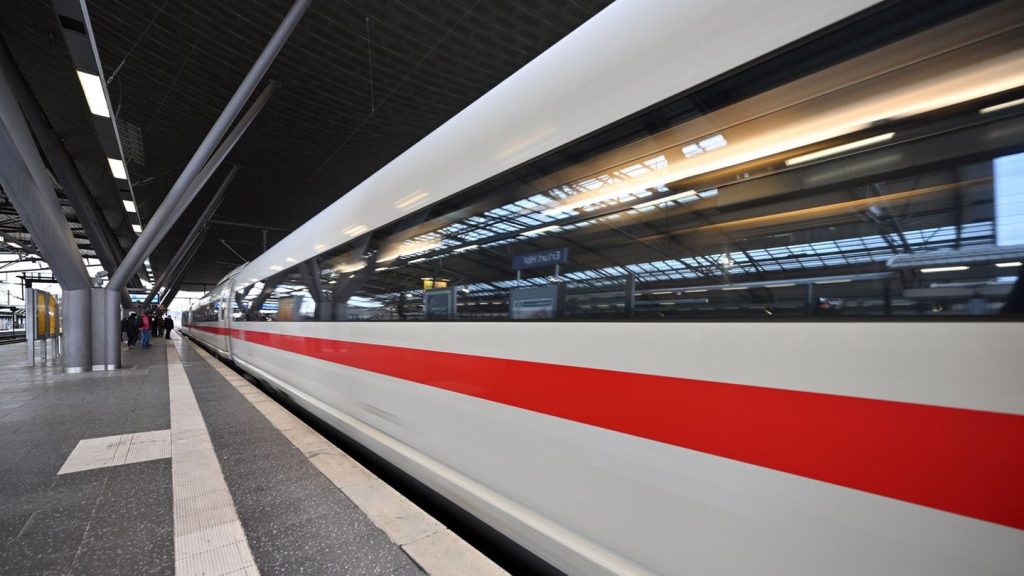 Ursache unklar: Mann lehnt sich in Erfurt an fahrenden ICE – schwer verletzt