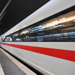 Ursache unklar: Mann lehnt sich in Erfurt an fahrenden ICE – schwer verletzt