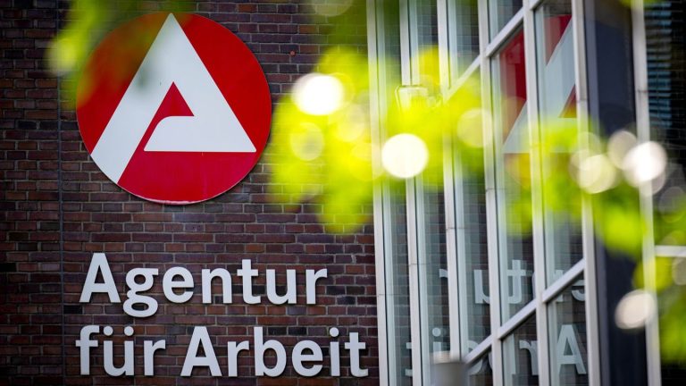 Arbeitslose: Mehr junge Menschen haben sich arbeitslos gemeldet