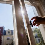 Luftverschmutzung: Studie: Menschen atmen Zehntausende Mikroplastikteile ein