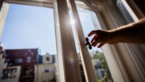 Luftverschmutzung: Studie: Menschen atmen Zehntausende Mikroplastikteile ein