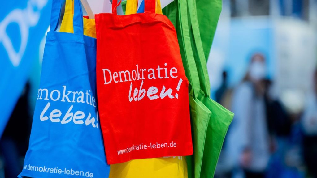 Bildung: Sozialkunde künftig schon ein Jahr früher in der Schule