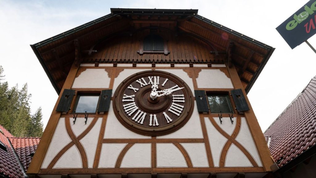 Feuer in der Nacht: Brand nahe Museum mit weltweit größter Kuckucksuhr