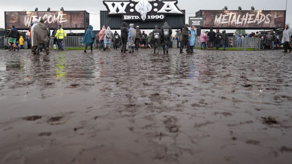 Musikfestival: Wacken im Schlamm – 3.000 Kubikmeter Hackschnitzel