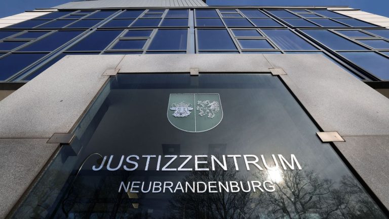 Kindesmissbrauch: Prozessauftakt: Vater soll Töchter sexuell missbraucht haben