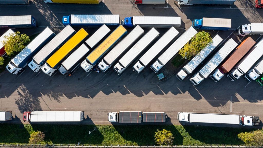 Über drei Promille: Zu betrunken: Lkw-Fahrer sitzt seit einer Woche an Raststätte fest