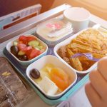 Essen im Flugzeug: Flugbegleiterinnen verraten: Darum sollten Sie Pasta und Leitungswasser meiden
