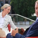 Störaktion beim Sommerinterview: "Extrem lustig hier": Alice Weidel versteht Fragen wegen lauter Musik nicht