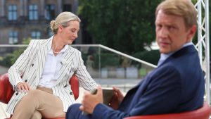 Störaktion beim Sommerinterview: "Extrem lustig hier": Alice Weidel versteht Fragen wegen lauter Musik nicht