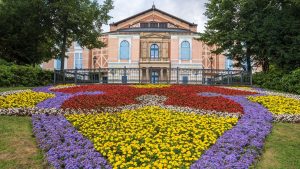 Richard-Wagner-Festspiele: Muss ich hier wirklich neun Stunden auf der Holzbank sitzen? Alles über Bayreuth