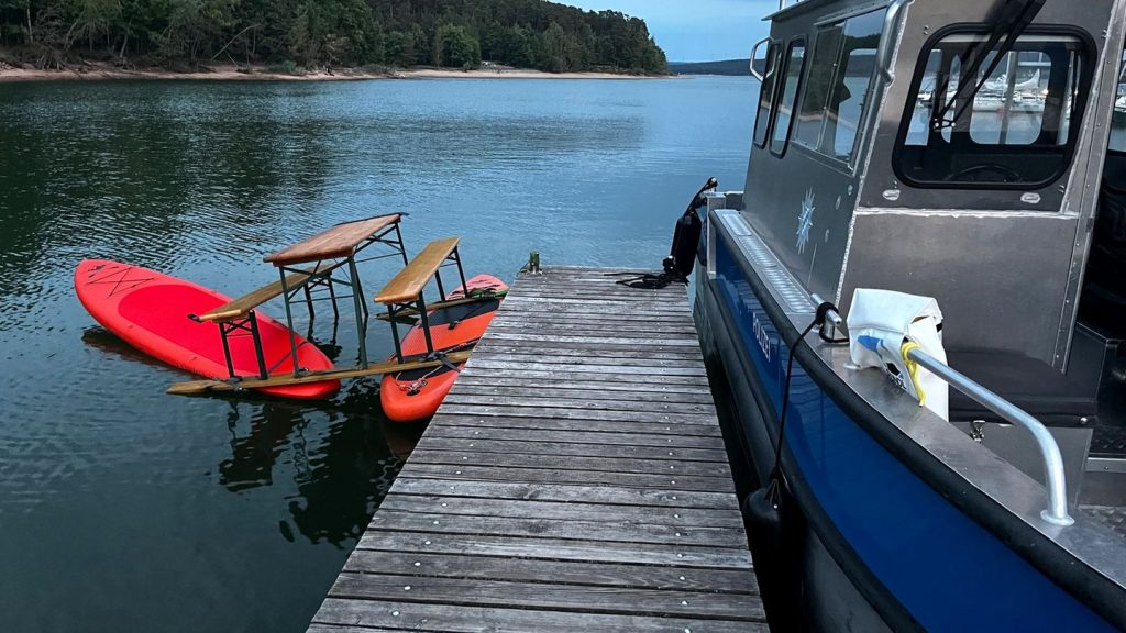 Franken: Trio mit Bierbank-Boot aus dem Verkehr gezogen