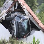 Niedersachsen: Auto durchschlägt zwei Hecken, erfasst Jungen und kracht in Scheunendach