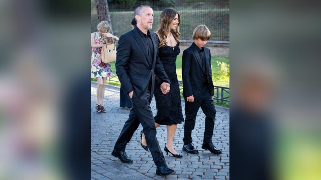 Modenschau in Rom: Ganz in Schwarz: Christian Bale mit Frau und Sohn bei Dolce & Gabbana