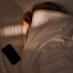Nicht nur Flugmodus: Warum Sie Ihr Smartphone vor dem Schlafen lieber ganz ausschalten sollten