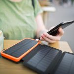 Sonne tanken: Kraftpaket für unterwegs: Solar-Powerbank für 29 statt 60 Euro