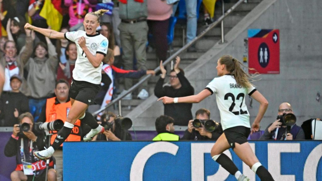 EM in der Schweiz: Dreimal VAR: DFB-Frauen mit "Mentalitätssieg" gegen Dänemark