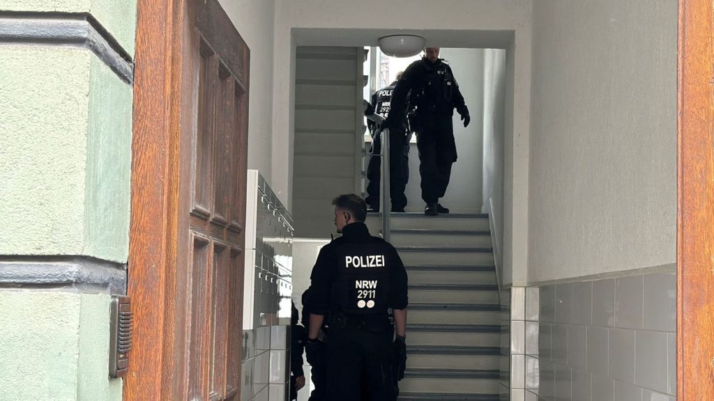 Nordrhein-Westfalen: Häftling flüchtet aus Gerichtsgebäude – Polizei bittet um Mithilfe