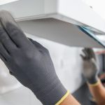 Innen wie außen: Dunstabzugshaube reinigen: So beseitigen Sie Fett- und Schmutzrückstände