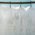 Reinigungstipps: Duschvorhang waschen? Drei Hausmittel beseitigen Kalk- und Schmutzrückstände