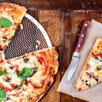 Schnelle Küche: Leckeres Feierabend-Rezept: Aromatische Blitzpizza in unter 30 Minuten