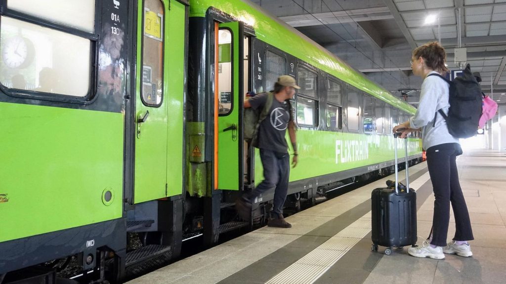 News zu Bahn und Bus: Flixtrain erhöht die Gepäckgebühren