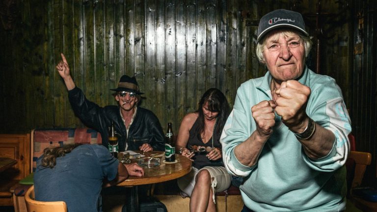"Golden Days Before They End": Ein Hoch auf die Eckkneipe!
