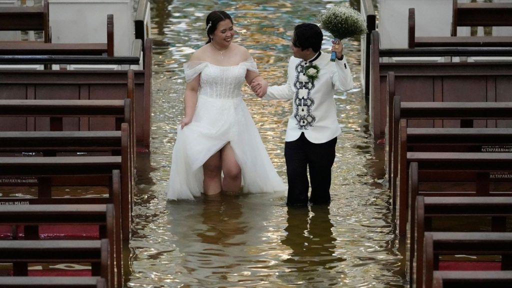 Philippinen: Kein Wässerchen trübt ihre Liebe: Paar heiratet in überfluteter Kirche