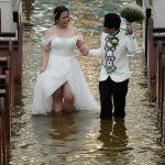 Philippinen: Kein Wässerchen trübt ihre Liebe: Paar heiratet in überfluteter Kirche