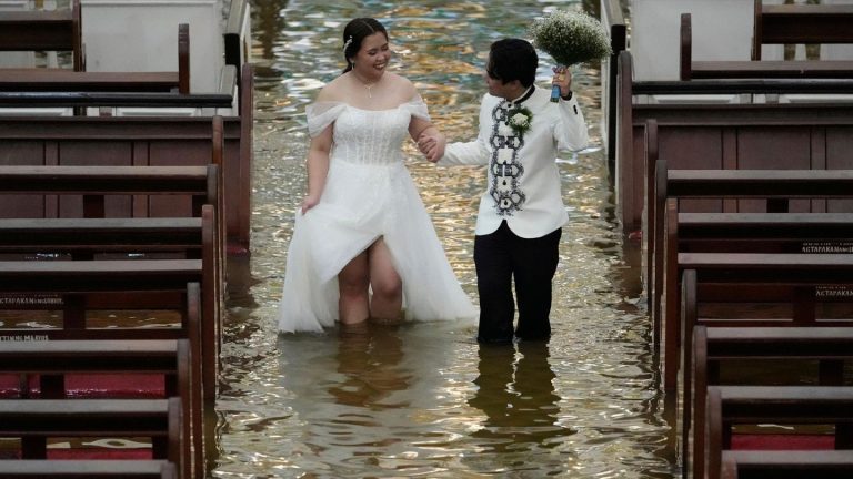 Philippinen: Kein Wässerchen trübt ihre Liebe: Paar heiratet in überfluteter Kirche
