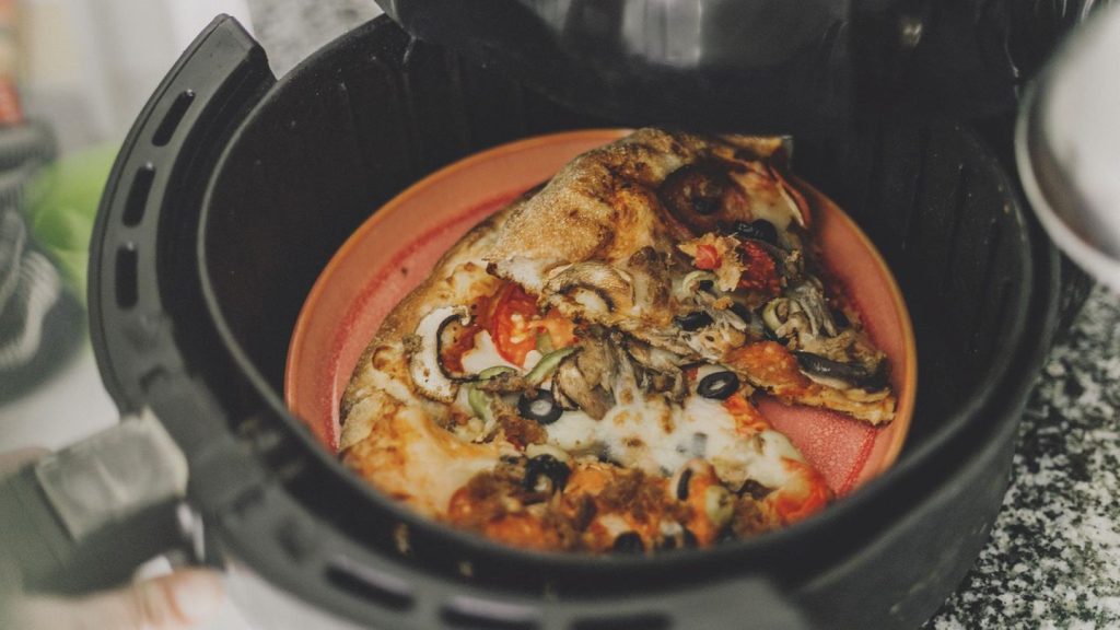 Hype um Heißluftfritteusen: Pizza backen im Airfryer: So gelingt der Italo-Klassiker garantiert