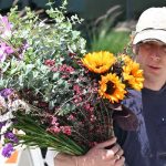 "The Bear"-Star: Darum sieht man Jeremy Allen White so oft mit Blumen