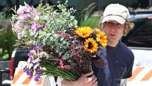 "The Bear"-Star: Darum sieht man Jeremy Allen White so oft mit Blumen