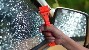Reisezeit: Darum sollten Sie immer einen Nothammer im Auto aufbewahren
