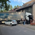 Ursache unklar: Sattelschlepper rammt Wohnhaus – zwei Tote