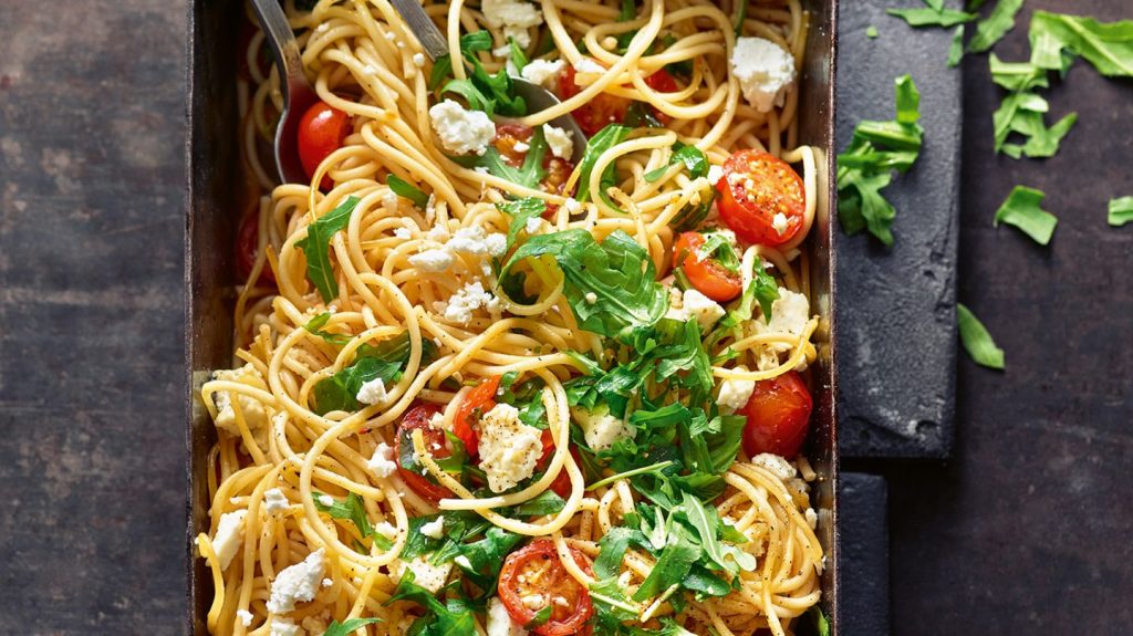 Blitzrezept vom Sternekoch: Ofen-Spaghetti mit Feta in nur acht Minuten