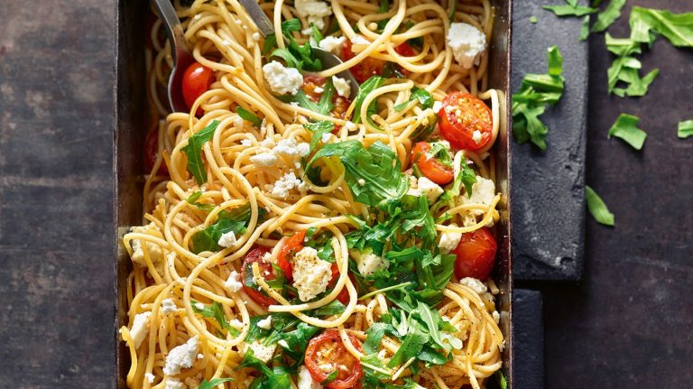 Blitzrezept vom Sternekoch: Ofen-Spaghetti mit Feta in nur acht Minuten
