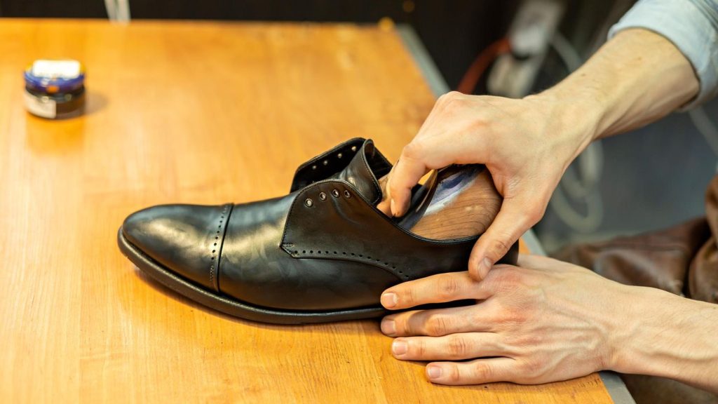 Tragekomfort: Schuhe weiten: Tipps und Methoden für den perfekten Sitz